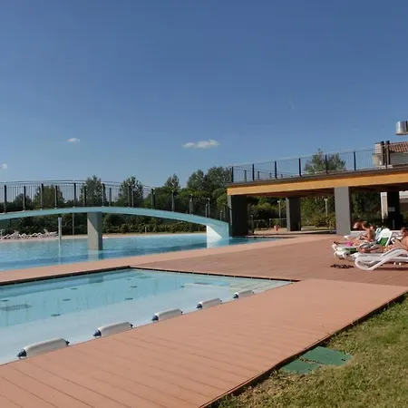 Experience The Charm Of Our Spacious Flat Apartment *